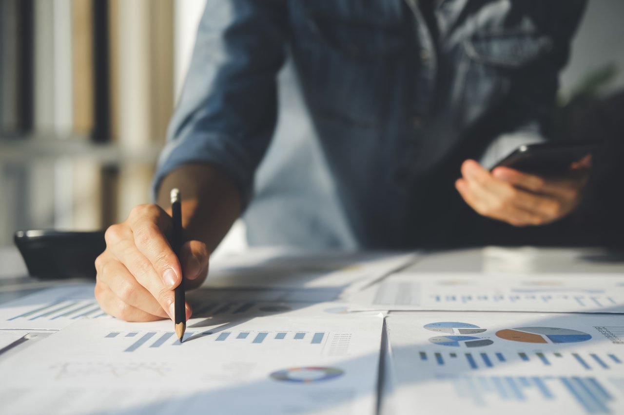 2026 AI 算力卡在「電」！009805 靠電力設備三巨頭爆紅，美股基建族群成資金避風港-口袋學堂